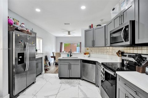 House in Pembroke Pines, Florida 3 bedrooms, 137.77 sq.m. № 2059216 - photo 4