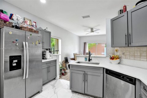House in Pembroke Pines, Florida 3 bedrooms, 137.77 sq.m. № 2059216 - photo 7