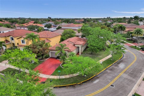 House in Pembroke Pines, Florida 3 bedrooms, 137.77 sq.m. № 2059216 - photo 2