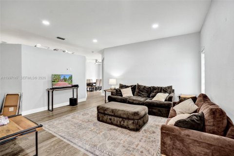 House in Pembroke Pines, Florida 3 bedrooms, 137.77 sq.m. № 2059216 - photo 11