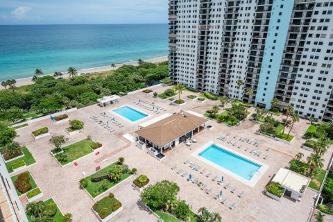 Condominio en alquiler en Hollywood, Florida, 2 dormitorios, 154.22 m2 № 1952007 - foto 1