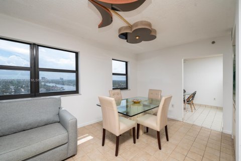 Condominio en alquiler en Hollywood, Florida, 2 dormitorios, 154.22 m2 № 1952007 - foto 8