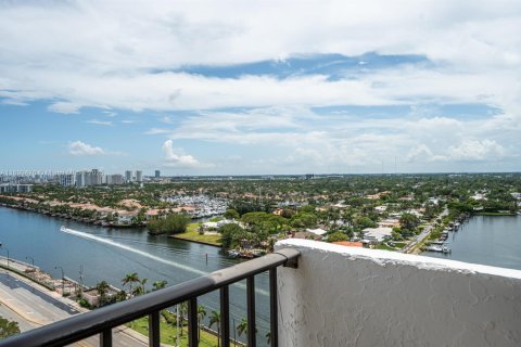 Condominio en alquiler en Hollywood, Florida, 2 dormitorios, 154.22 m2 № 1952007 - foto 3