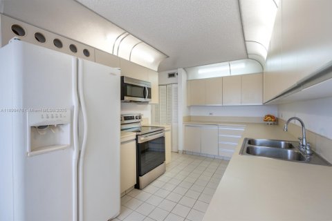 Condominio en alquiler en Hollywood, Florida, 2 dormitorios, 154.22 m2 № 1952007 - foto 16