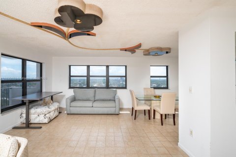 Condominio en alquiler en Hollywood, Florida, 2 dormitorios, 154.22 m2 № 1952007 - foto 7