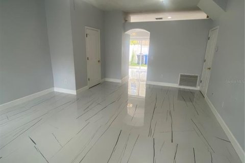 Снять в аренду таунхаус в Тампа, Флорида 6 комнат, 114.46м2, № 2206999 - фото 3
