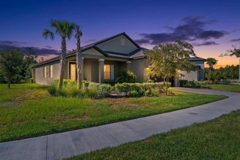 House in Land O' Lakes, Florida 2 bedrooms, 163.6 sq.m. № 2310942