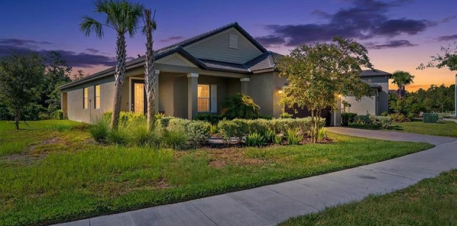 House in Land O' Lakes, Florida 2 bedrooms, 163.6 sq.m. № 2310942