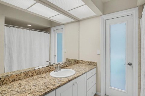 House in Sarasota, Florida 3 bedrooms, 218.23 sq.m. № 2284893 - photo 22