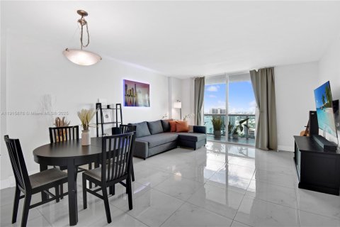 Купить кондоминиум в Майами, Флорида 1 спальня, 76.37м2, № 1970767 - фото 1
