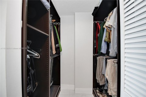 Купить кондоминиум в Майами, Флорида 1 спальня, 76.37м2, № 1970767 - фото 17