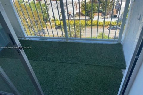 Condo in North Miami, Florida, 1 bedroom  № 1701543 - photo 17