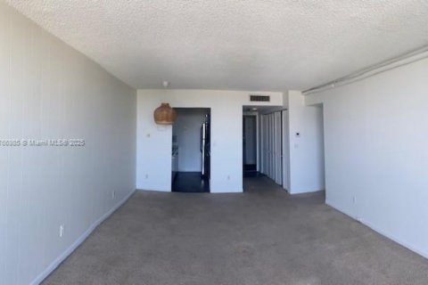 Condo in North Miami, Florida, 1 bedroom  № 1701543 - photo 12