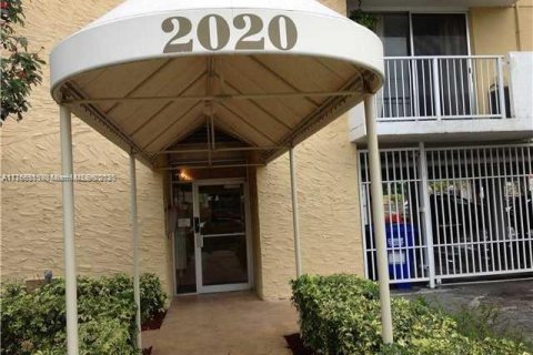 Condo in North Miami, Florida, 1 bedroom  № 1701543 - photo 2