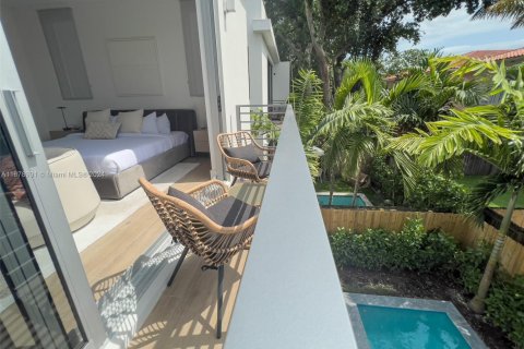 Townhouse in Miami, Florida 4 bedrooms, 256.13 sq.m. № 1938089 - photo 28