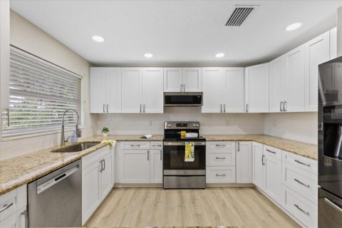 House in Tarpon Springs, Florida 3 bedrooms, 219.16 sq.m. № 2202569 - photo 21