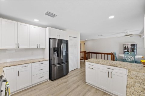 House in Tarpon Springs, Florida 3 bedrooms, 219.16 sq.m. № 2202569 - photo 26