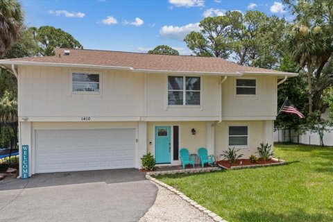 House in Tarpon Springs, Florida 3 bedrooms, 219.16 sq.m. № 2202569