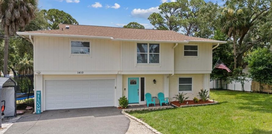 House in Tarpon Springs, Florida 3 bedrooms, 219.16 sq.m. № 2202569