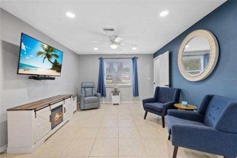 House in Tarpon Springs, Florida 3 bedrooms, 219.16 sq.m. № 2202569 - photo 9