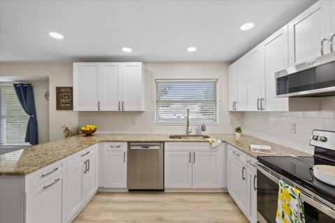 House in Tarpon Springs, Florida 3 bedrooms, 219.16 sq.m. № 2202569 - photo 24