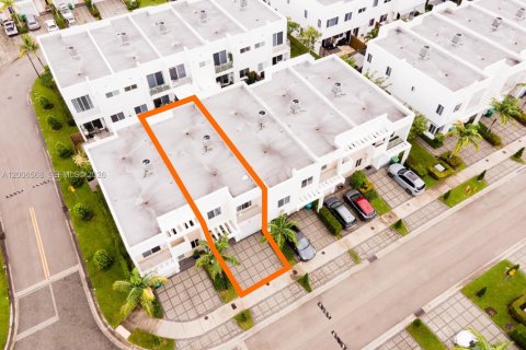 Touwnhouse à vendre à Doral, Floride: 3 chambres, 168.71 m2 № 2090670 - photo 3