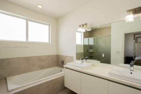 Touwnhouse à vendre à Doral, Floride: 3 chambres, 168.71 m2 № 2090670 - photo 11