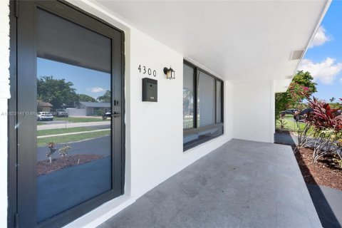 House in Hollywood, Florida 4 bedrooms № 1788418 - photo 2