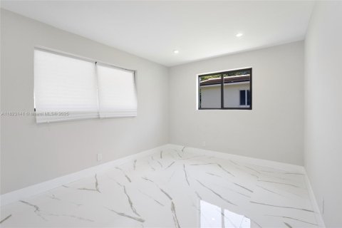 House in Hollywood, Florida 4 bedrooms № 1788418 - photo 21