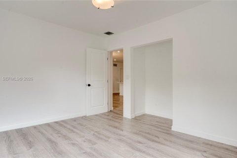 House in North Miami Beach, Florida 3 bedrooms, 100.06 sq.m. № 2243461 - photo 14