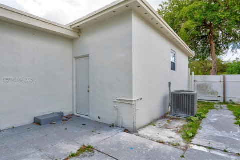 House in North Miami Beach, Florida 3 bedrooms, 100.06 sq.m. № 2243461 - photo 28
