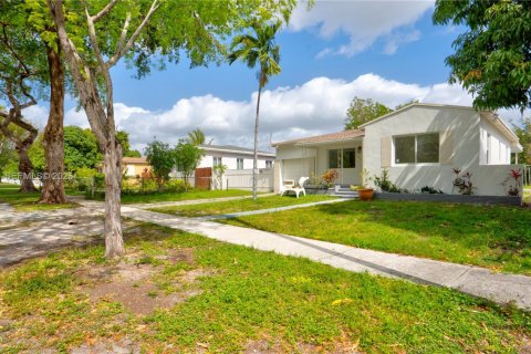 House in North Miami Beach, Florida 3 bedrooms, 100.06 sq.m. № 2243461 - photo 2