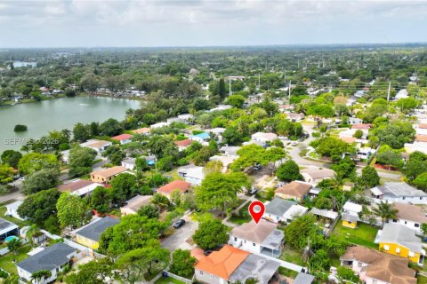 House in North Miami Beach, Florida 3 bedrooms, 100.06 sq.m. № 2243461 - photo 6
