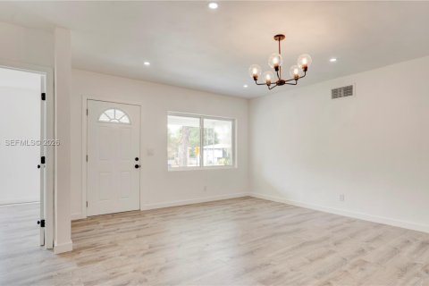 House in North Miami Beach, Florida 3 bedrooms, 100.06 sq.m. № 2243461 - photo 11