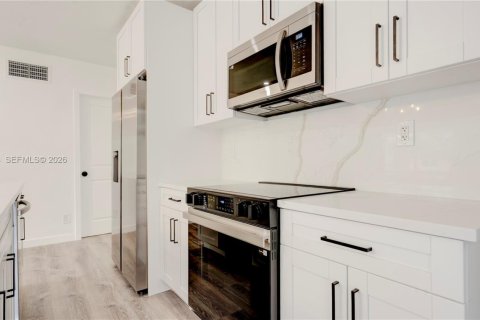 House in North Miami Beach, Florida 3 bedrooms, 100.06 sq.m. № 2243461 - photo 10