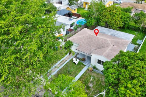House in North Miami Beach, Florida 3 bedrooms, 100.06 sq.m. № 2243461 - photo 4