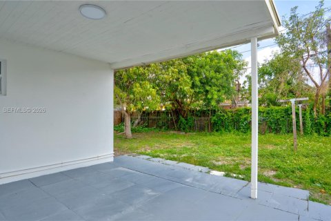 House in North Miami Beach, Florida 3 bedrooms, 100.06 sq.m. № 2243461 - photo 26