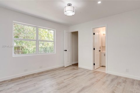 House in North Miami Beach, Florida 3 bedrooms, 100.06 sq.m. № 2243461 - photo 22