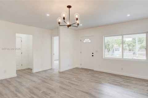 House in North Miami Beach, Florida 3 bedrooms, 100.06 sq.m. № 2243461 - photo 13