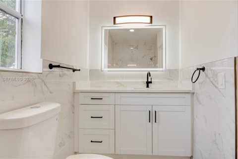 House in North Miami Beach, Florida 3 bedrooms, 100.06 sq.m. № 2243461 - photo 18