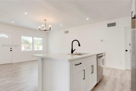 House in North Miami Beach, Florida 3 bedrooms, 100.06 sq.m. № 2243461 - photo 8