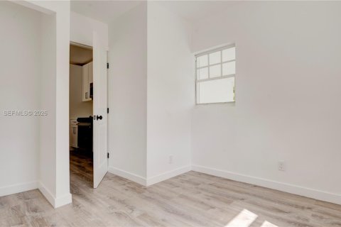 House in North Miami Beach, Florida 3 bedrooms, 100.06 sq.m. № 2243461 - photo 20