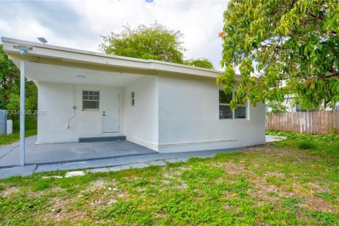 House in North Miami Beach, Florida 3 bedrooms, 100.06 sq.m. № 2243461 - photo 25