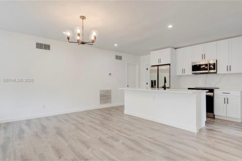 House in North Miami Beach, Florida 3 bedrooms, 100.06 sq.m. № 2243461 - photo 7