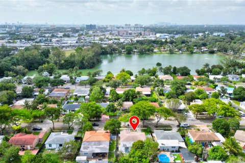 House in North Miami Beach, Florida 3 bedrooms, 100.06 sq.m. № 2243461 - photo 5