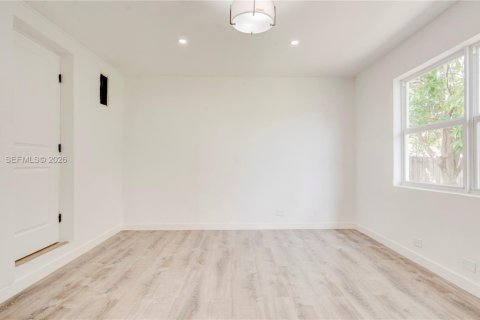 House in North Miami Beach, Florida 3 bedrooms, 100.06 sq.m. № 2243461 - photo 23