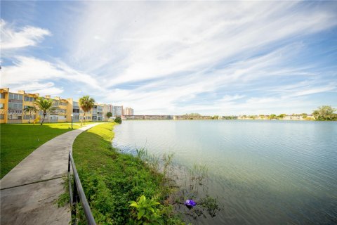 Купить кондоминиум в Майами, Флорида 2 спальни, 106.93м2, № 2035168 - фото 18