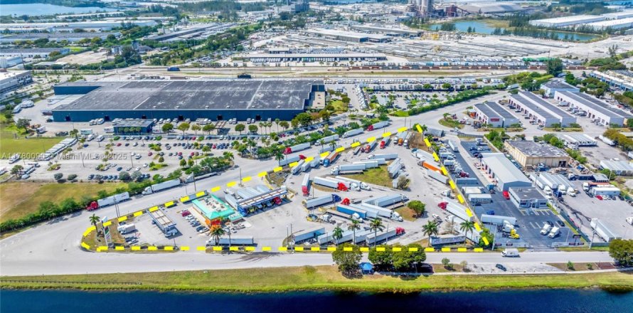 Commercial property in Medley, Florida № 1868570