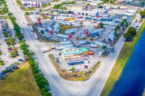 Commercial property in Medley, Florida № 1868570 - photo 11