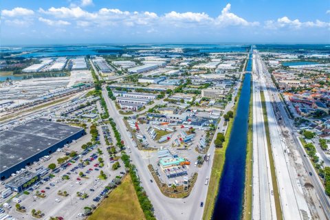 Commercial property in Medley, Florida № 1868570 - photo 17